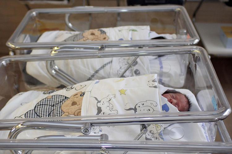 Pediatri: 'Emergenza denatalità, si deve aiutare scelta maternità'