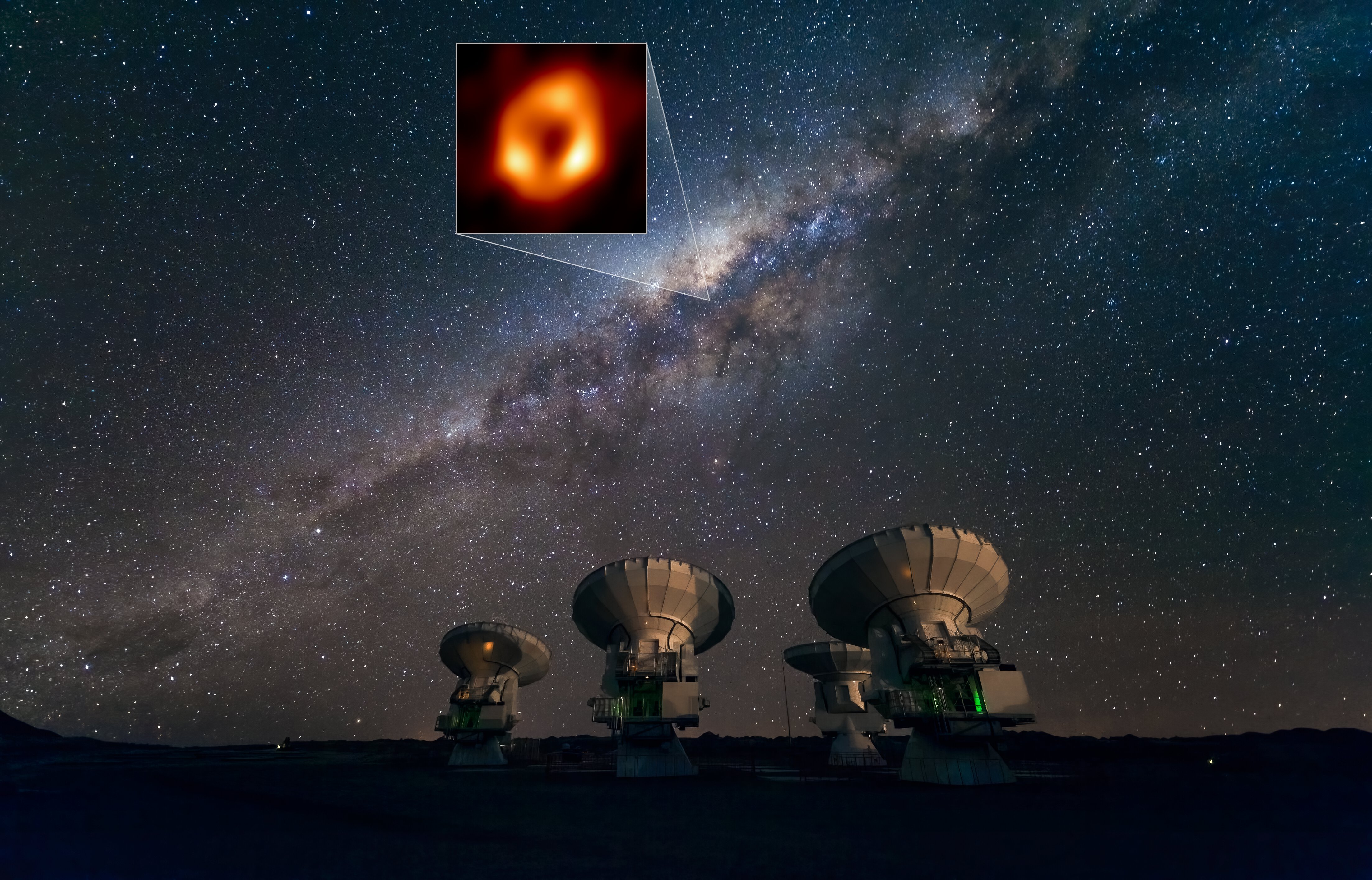 ALMA-Via-Lattea-SgrA* - L’immagine di Sagittarius A* (Sgr A*), il buco nero supermassiccio nel cuore della Via Lattea sopra le antenne di ALMA, l’Atacama Large Millimeter/submillimeter Array, nel deserto di Atacama in Cile. ALMA è il più potente radiotelescopio esistente al mondo e un nodo cruciale dell’Event Horizon Telescope (EHT). - 