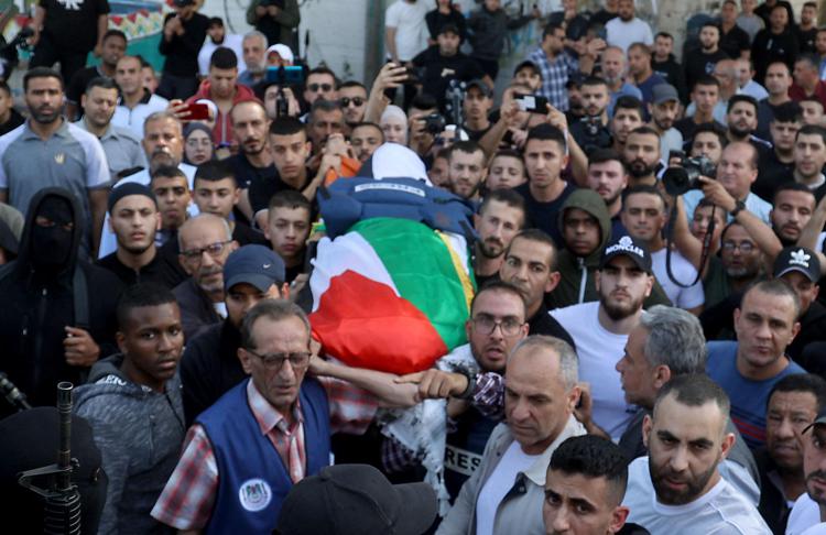 Shireen Abu Akleh's body draped in the Palestinian flag