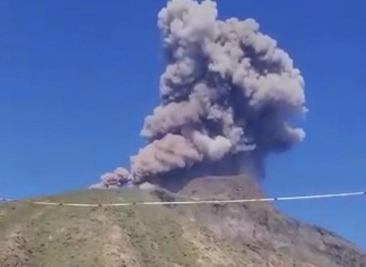 Stromboli, oggi esplosione vulcano: incendi e tanta paura
