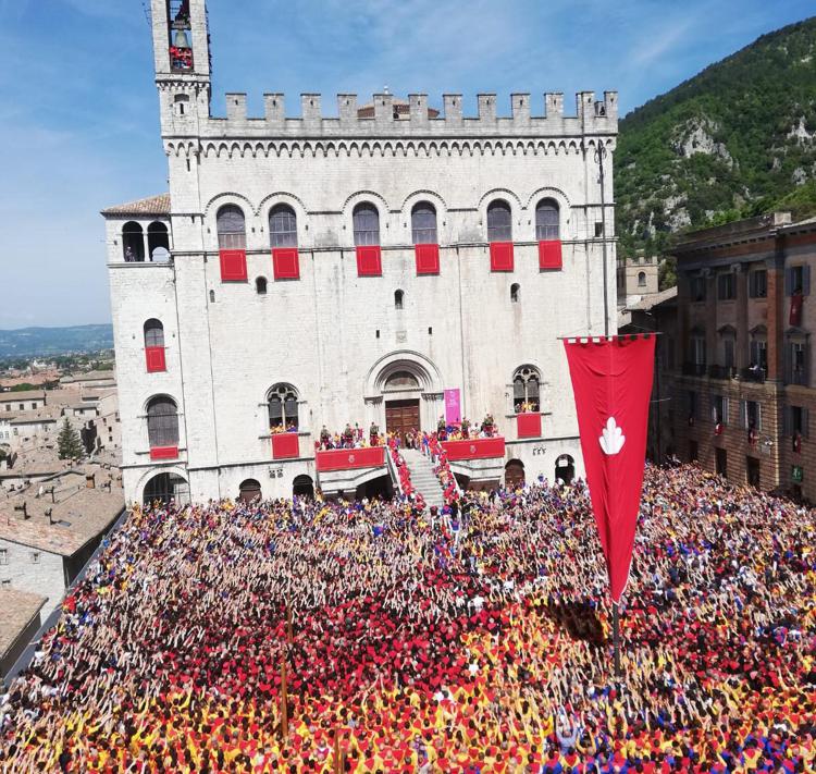 Oltre 20mila persone per i Ceri a Gubbio, prima festa di popolo a tornare in piazza nel dopo Covid