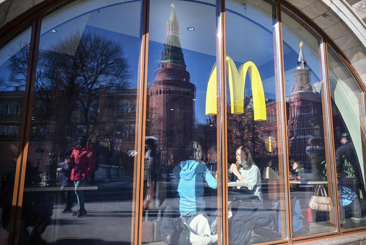 Guerra Ucraina, McDonald's lascia Russia: venderà tutti fast food