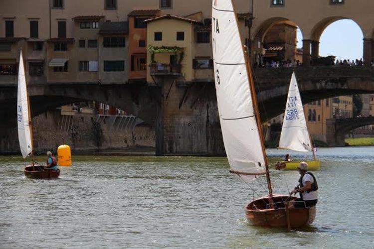 Vele d'epoca, a Firenze il 2 giugno regata di dinghy 12' sull'Arno tra Ponte alle Grazie e Ponte Vecchio