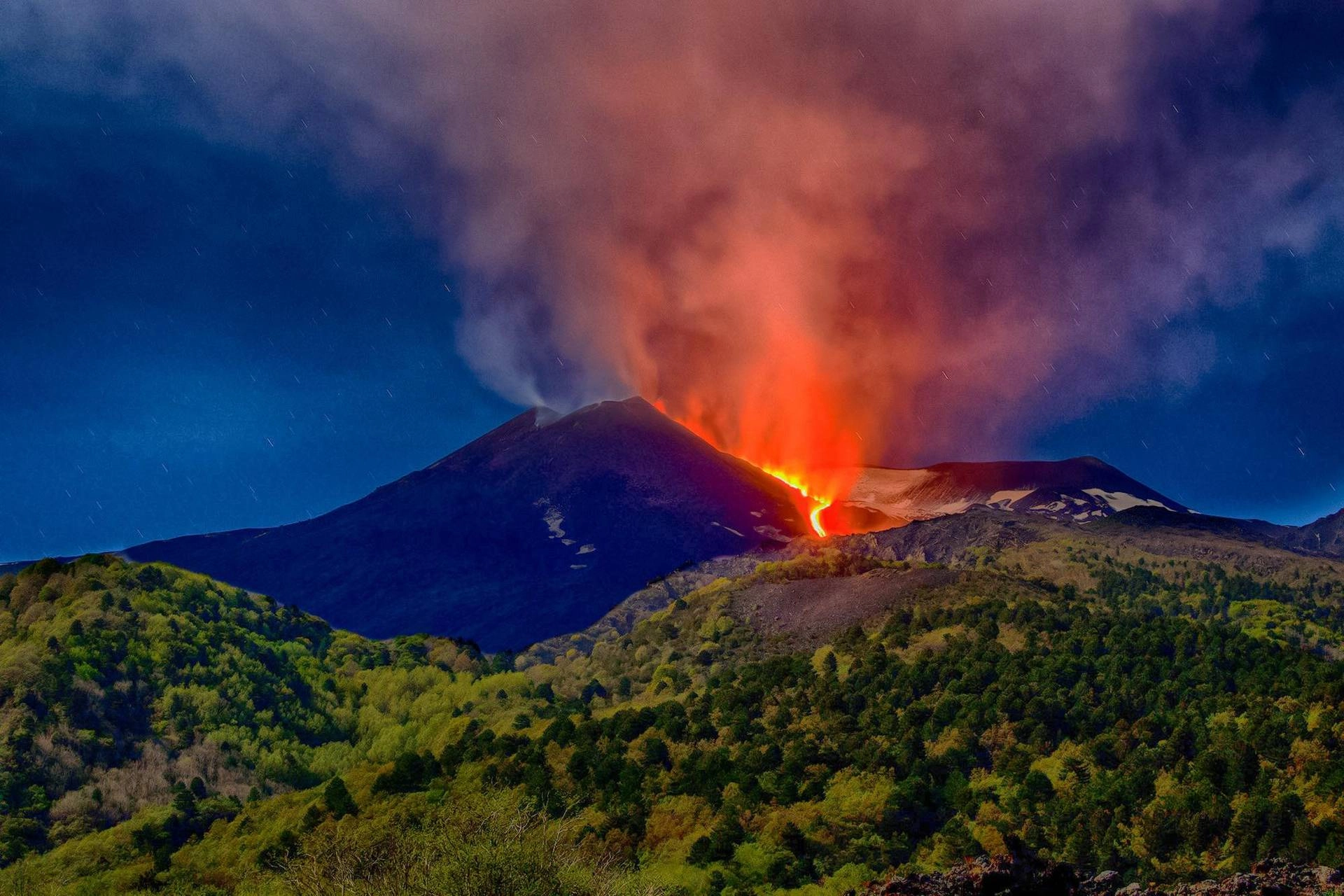 Etna in eruzione oggi, aeroporto di Catania chiude lo spazio aereo