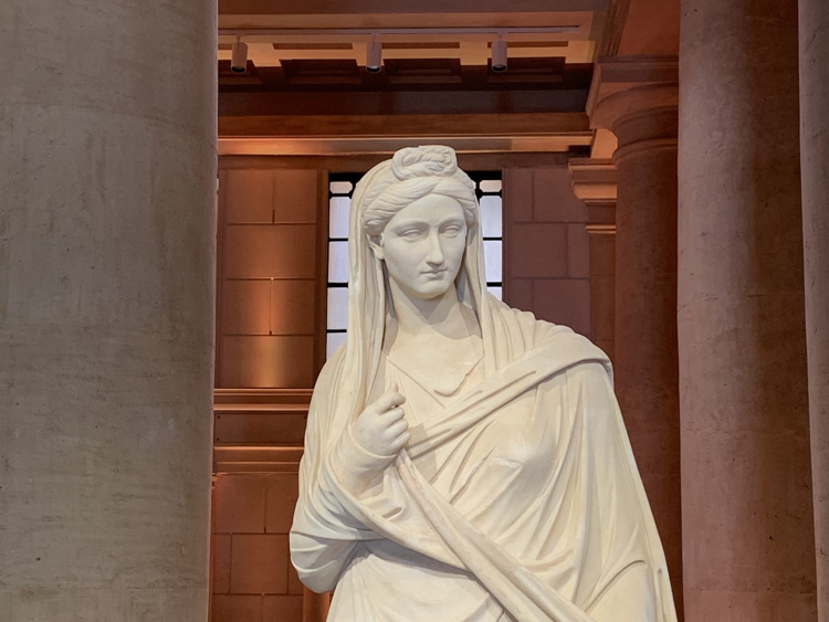 La statua di Vibia Sabina esposta al Tempio di Adriano a Roma - (foto AdnKronos)