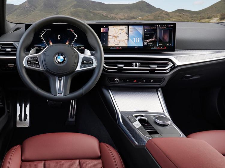 Con il restyling della Serie 3 BMW introduce il display unico in plancia