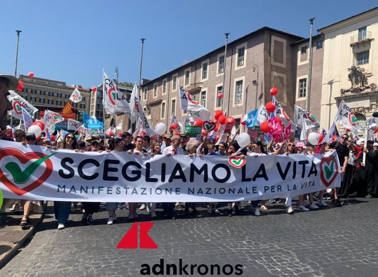 Aborto, il popolo pro-life sfila a Roma
