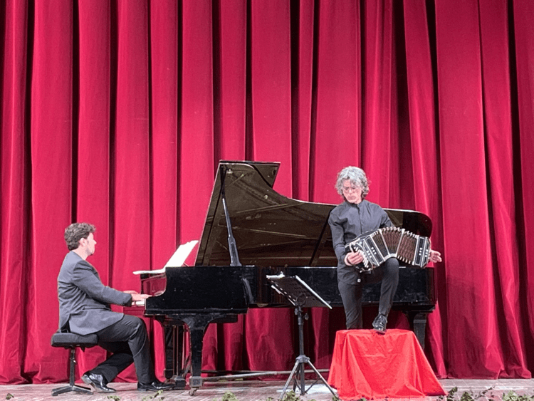 Filippo Arlia al pianoforte con Cesare Chiacchiaretta per le 'Notti prima del Fortissimo Festival' a Tunisi - (foto AdnKronos) Filippo Arlia al pianoforte con Cesare Chiacchiaretta per le 'Notti prima del Fortissimo Festival' a Tunisi - (foto AdnKronos)