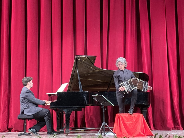 Filippo Arlia al pianoforte con Cesare Chiacchiaretta per le 'Notti prima del Fortissimo Festival' a Tunisi - (foto AdnKronos)