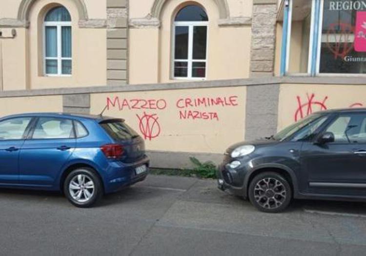 Toscana, scritte no vax contro Mazzeo e Giani, 'Criminali nazisti'