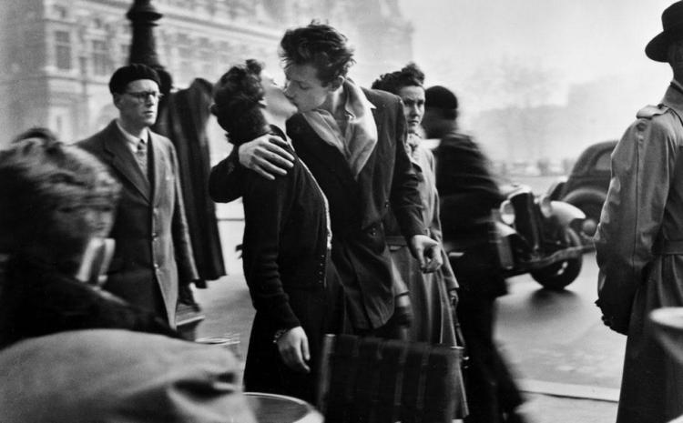 Il Bacio davanti all'Hotel de Ville a Parigi di Robert Doisenau.