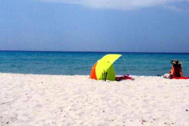 Donna in spiaggia - Fotogramma