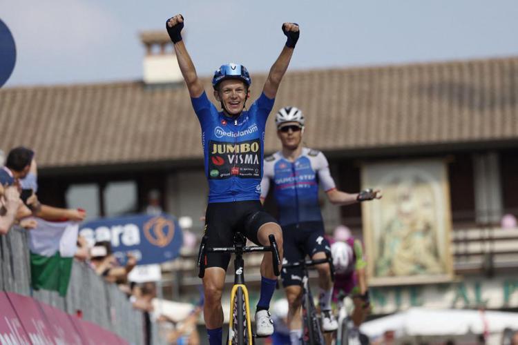 Giro d'Italia 2022, Bouwman vince 19a tappa
