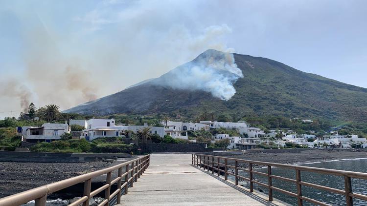 Un'immagine del recente incendio a Stromboli (Adnkronos)