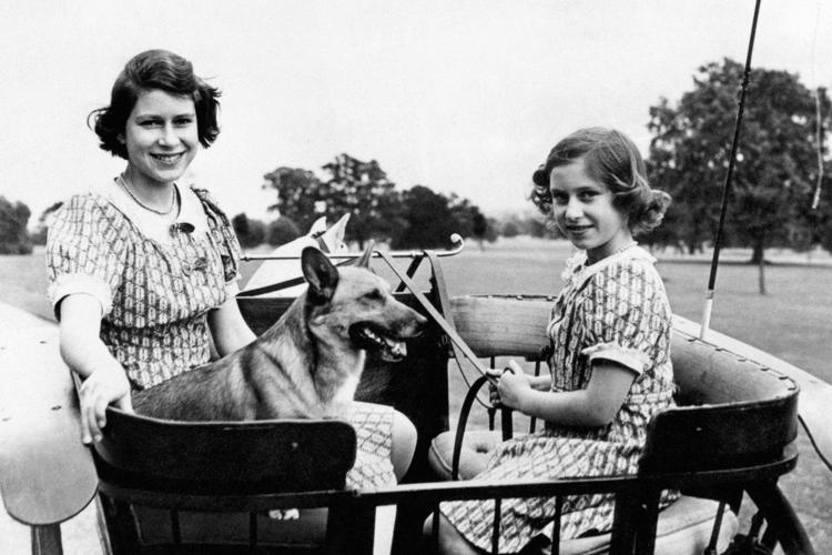 La regina Elisabetta adolescente accanto alla sorella principessa Margaret