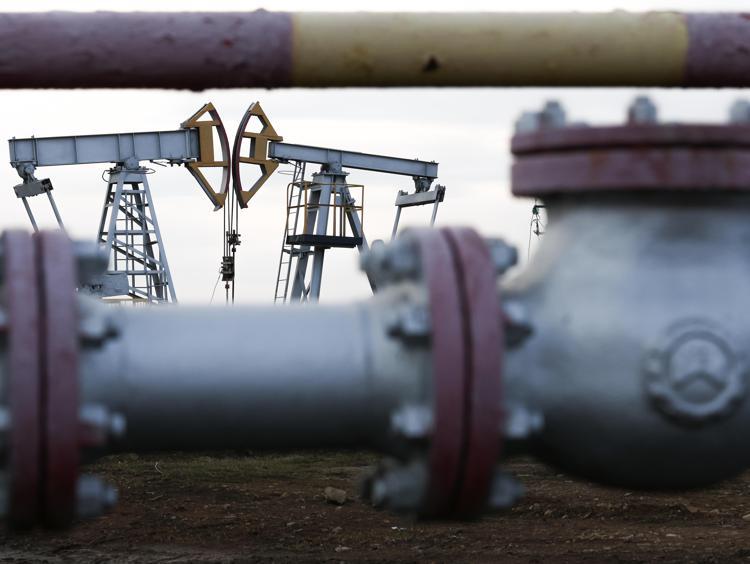 Petrolio, Opec taglia la produzione. Biden 