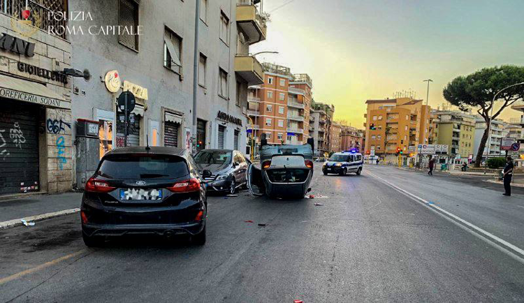 Un morto e 5 feriti in incidente a Roma: gravi una 15enne e un’altra donna