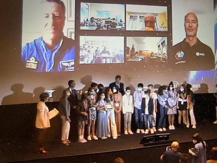 Gli studenti delle 4 classi premiate all'Asi (Foto Adnkronos)