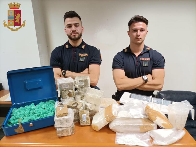 Roma, 9 kg di cocaina e hashish in casa: finisce ai domiciliari