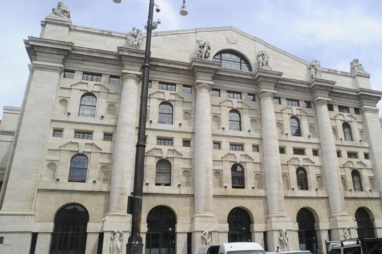 Borsa Milano, Bce affossa Piazza Affari: spread in evidenza