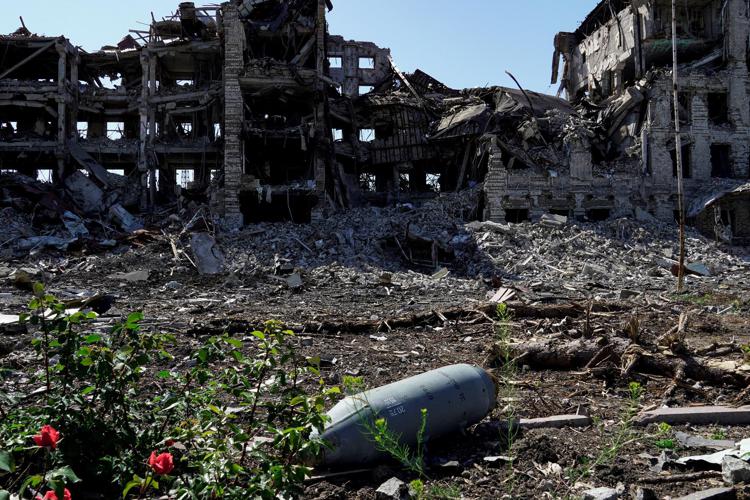 Ucraina, Kiev colpisce russi a Mariupol: come cambia la guerra