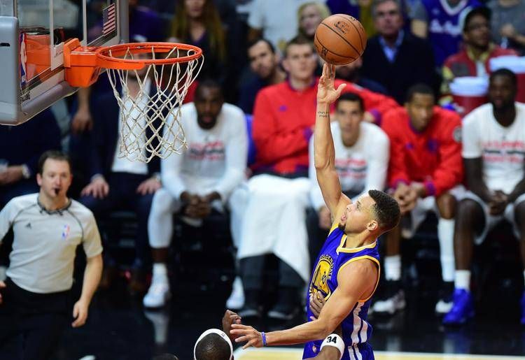 Nba, super-Curry e Warriors eliminano Kings