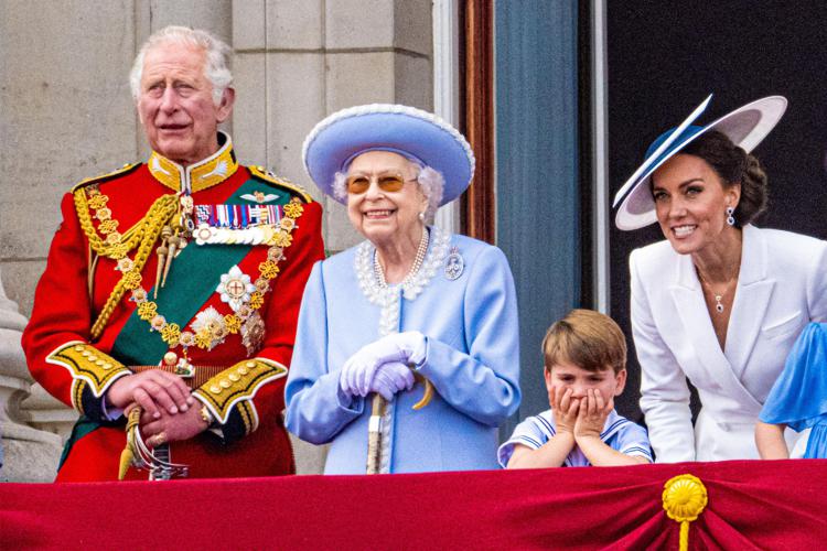 La regina Elisabetta al balcone di Buckingham Palace accanto al  principe Carlo, alla duchessa di Cambridge, al piccolo principe Louis  - (Afp)