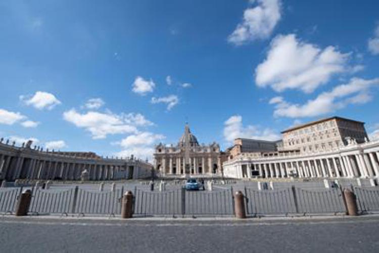 Inseguimento a Roma, non si ferma all'alt e sfonda transenne Vaticano: fermato