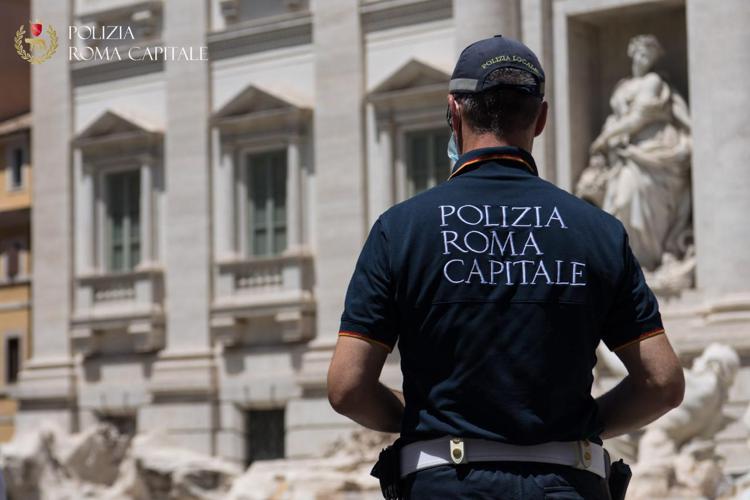 Roma, entra nella Fontana di Trevi: multa di 450 euro a turista