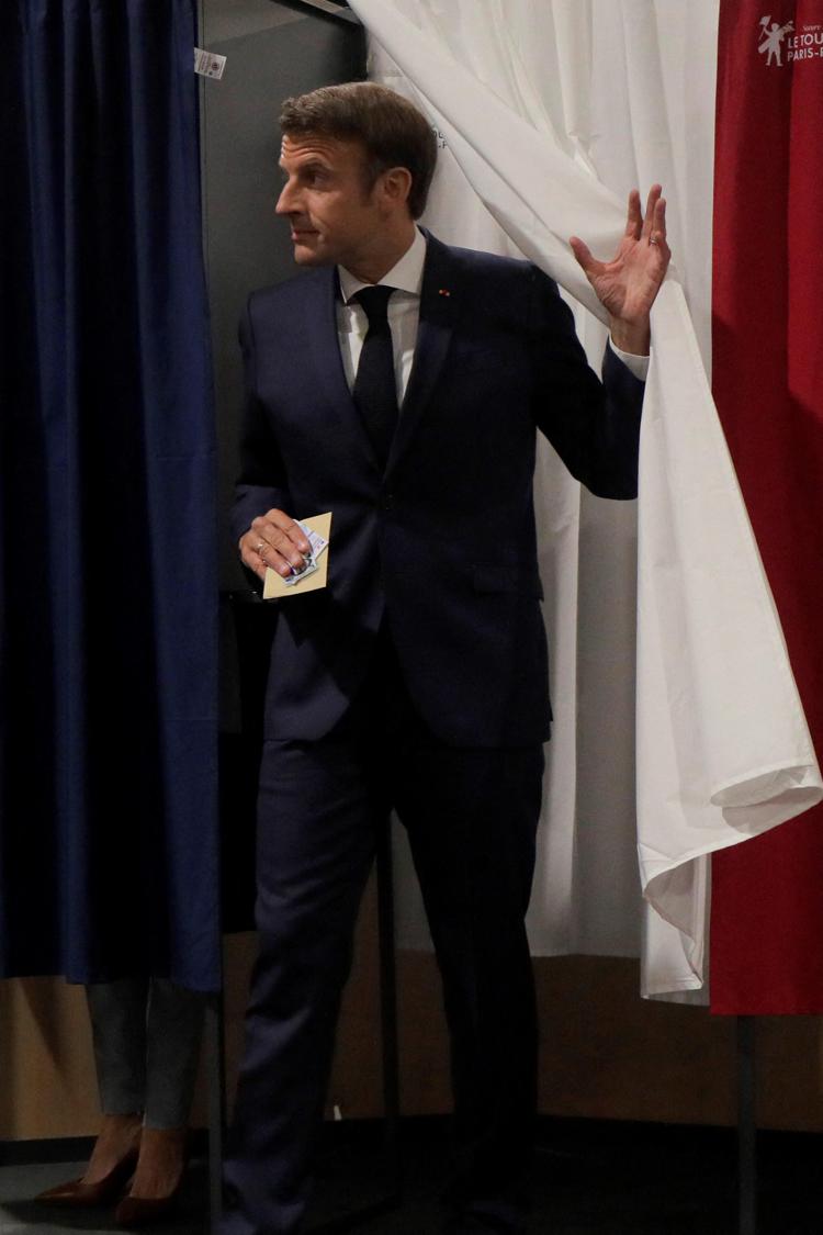 Il presidente francese Emmanuel Macron al voto - (foto Afp)