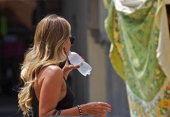 Turista nel caldo della città - Fotogramma