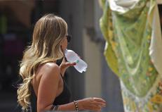 Turista nel caldo  della città - Fotogramma