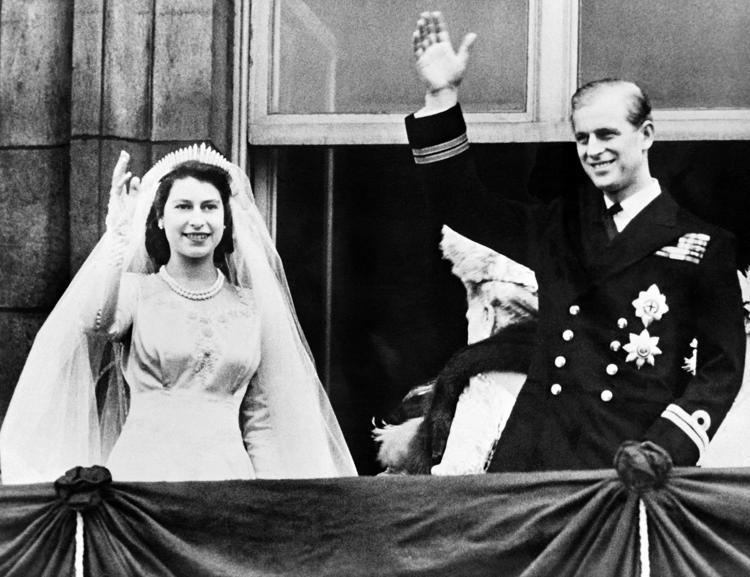 Elisabetta II e il duca di Edimburgo al Balcone di Buckingham Palace il giorno del loro matrimonio - (Afp)