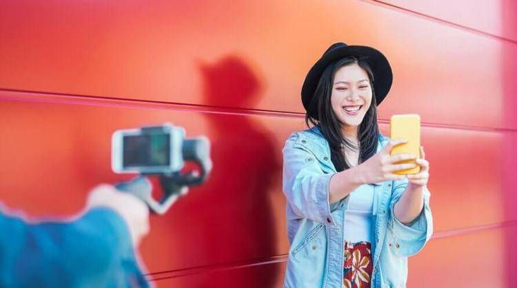 Cina, nuovi divieti per gli influencer: basta parlare di politica e zero spreco di cibo