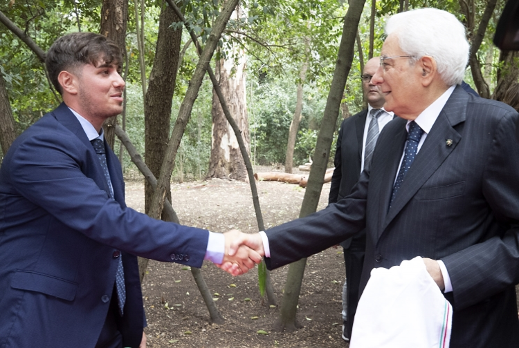 Il Presidente Sergio Mattarella con Marco Strinati, utente della struttura di Villa Maraini