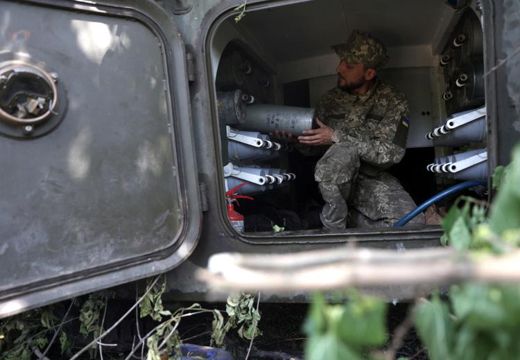 Un artigliere prepara munizioni in Ucraina - (foto Afp)