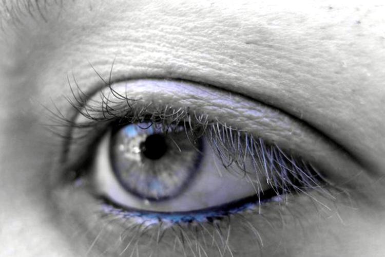Occhi rossi e doloranti, ecco come combattere l'affaticamento oculare