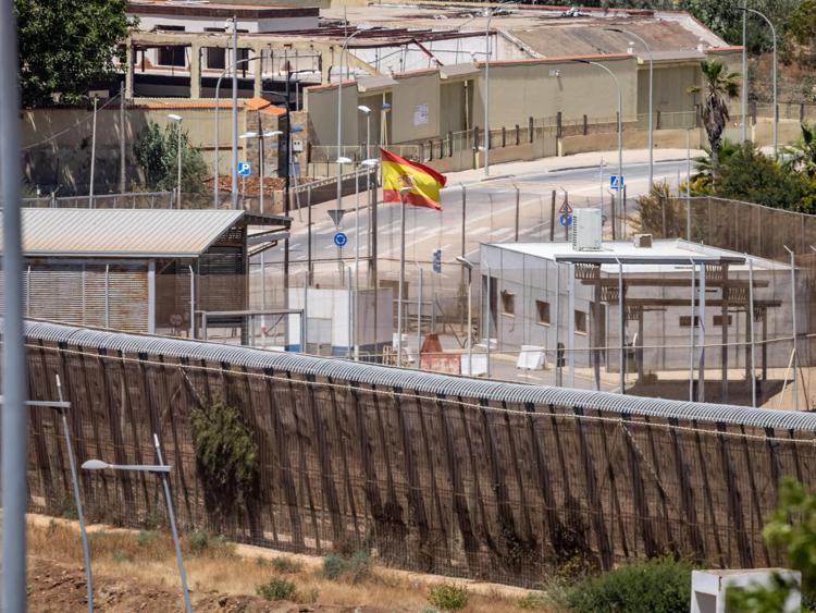 Migranti, entra in Spagna dal Marocco in parapendio