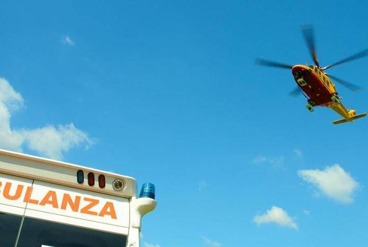 Elisoccorso e ambulanza (Fotogramma)