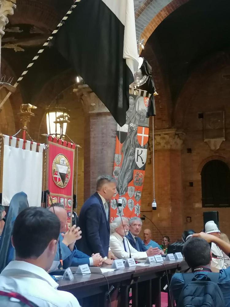 Il sindaco Luigi De Mossi alla presentazione del drappellone per il Palio di Siena del prossimo 2 luglio 