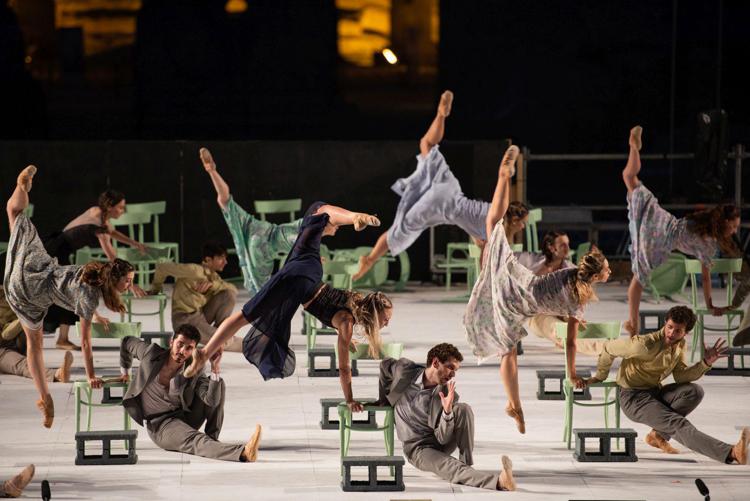 Il corpo di ballo del Teatro dell'Opera di Roma nella 'Messa' di Leonard Bernstein in scena alle Terme di Caracalla - (foto Fabrizio Sansoni)