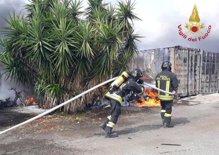 Roma, maxi incendio: fiamme minacciano case, esplose bombole gpl - Video