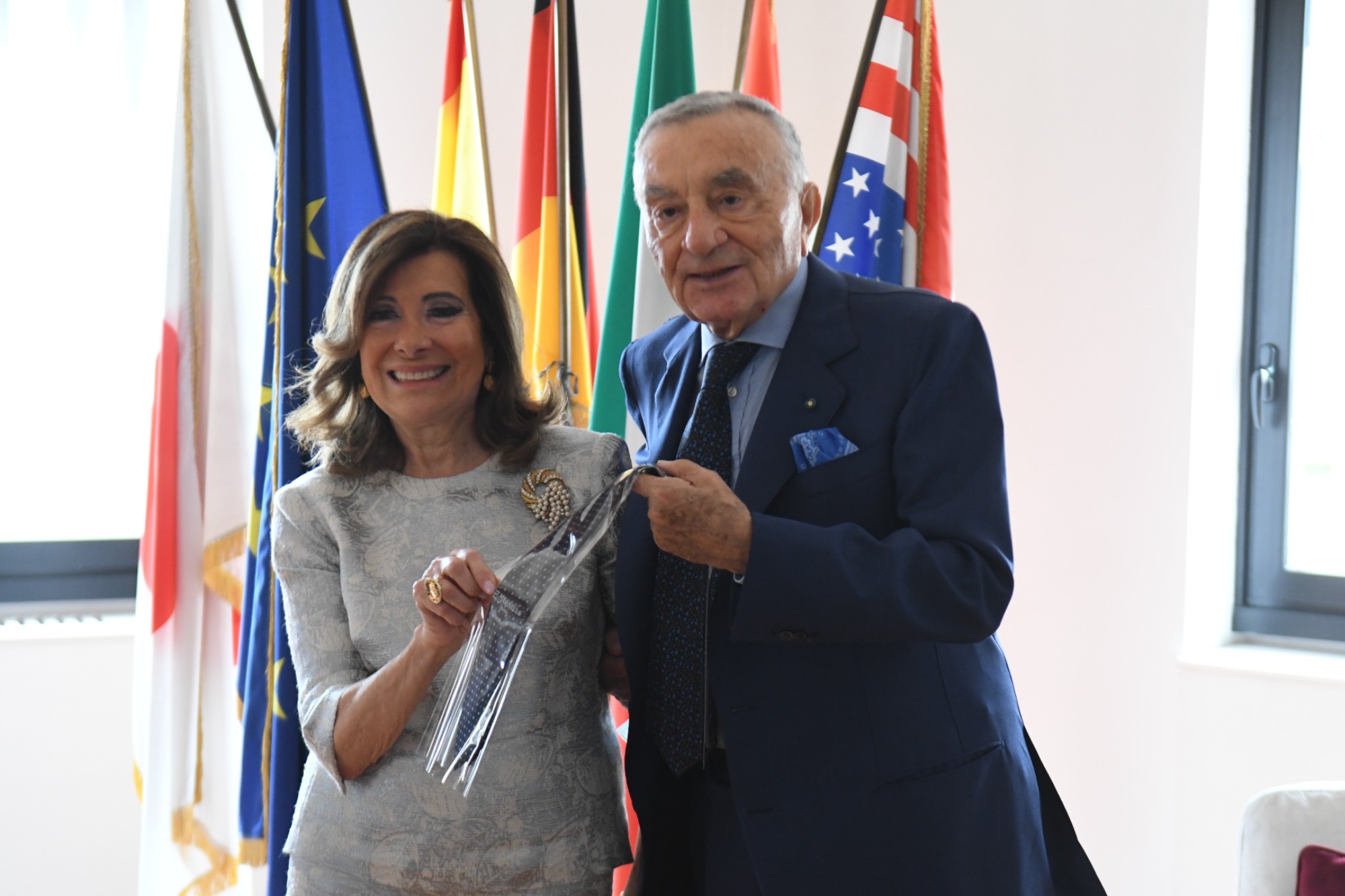 La cravatta del famoso brand napoletano Marinella in regalo dalla presidente del Senato Casellati all’editore, Cavaliere del Lavoro Pippo Marra (Foto Adnkronos)