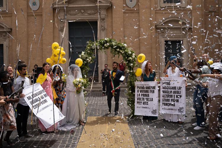 Ius Scholae, a Roma flash mob 'Italia ti aspettiamo all'altare': nozze simboliche con giovani senza cittadinanza