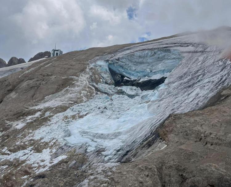 Valanga sulla Marmolada, crolla seracco di ghiaccio: 6 morti - Video