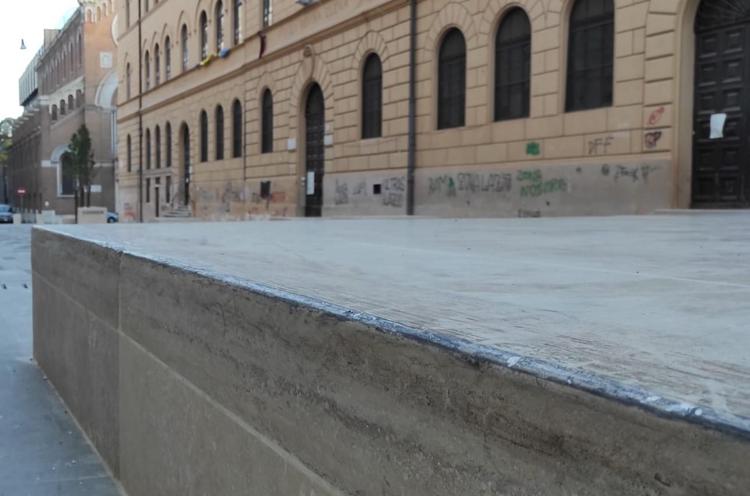 A Roma distruggono con gli skateboard nuova area pedonale