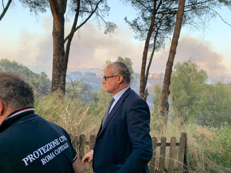 Roma, Gualtieri: ''Incendio al Pineto vasto, indagini su possibile natura dolosa''