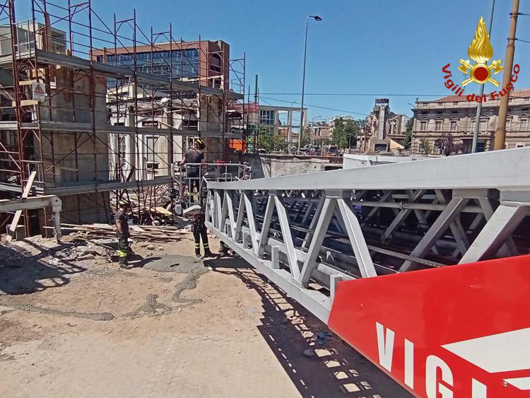 Milano, crolla soletta edificio in costruzione: feriti tre operai