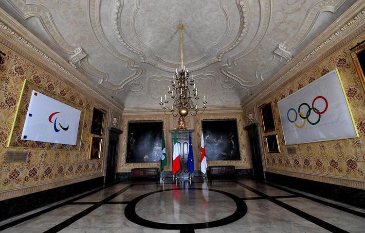 Milano-Cortina 2026, a Palazzo Marino esposte bandiere Olimpiadi