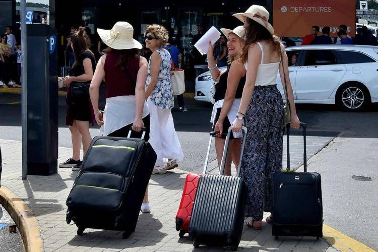 Turisti in aereoporto (Fotogramma)